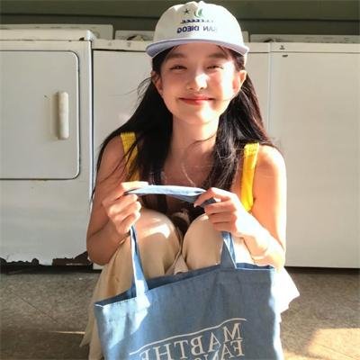 九顶假发的女孩